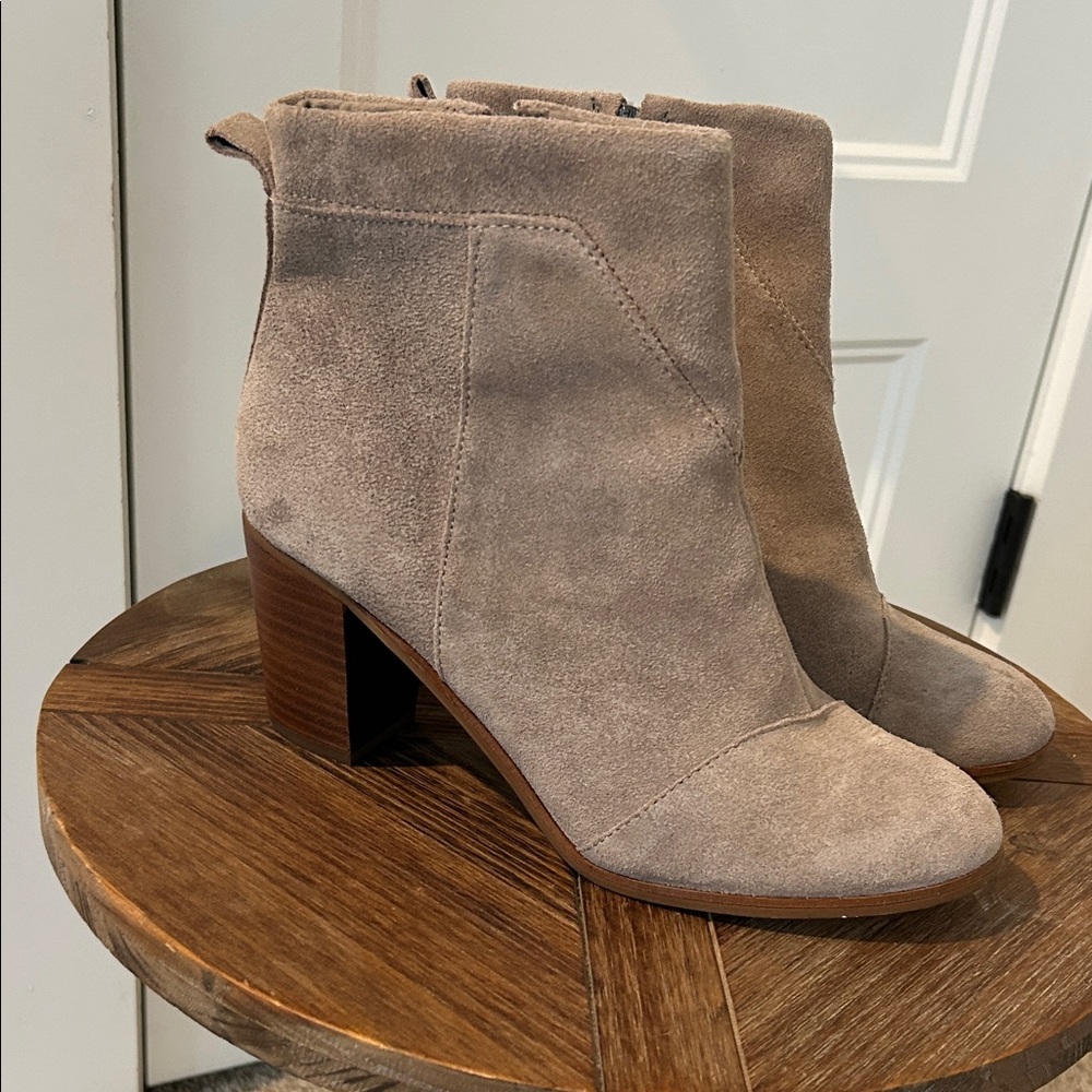 Toms Lunata Bootie Womens 9 Taupe Suede Distressed Ankle Casual Western
